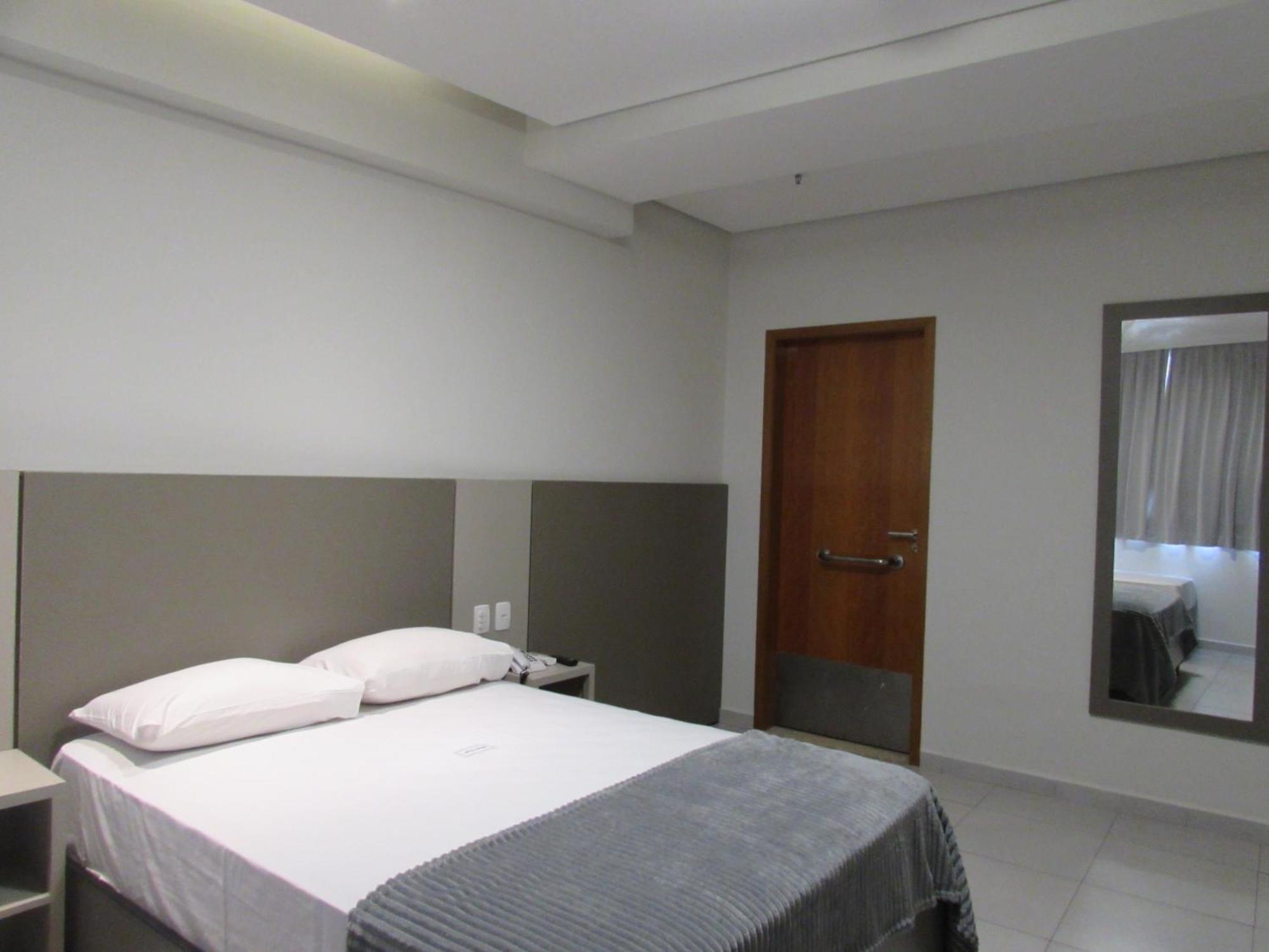 Hotel Urbis a 10 minutos Rua 25 de Março, Brás,Bom Retiro,a 2 minutos do Mirante Sampa Sky e pista de Skate Anhangabaú São Paulo Exterior foto